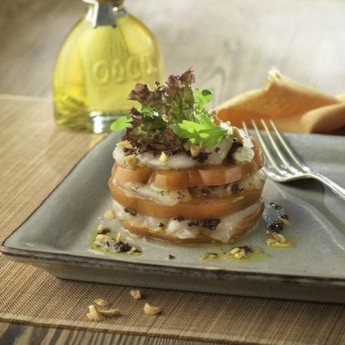 Timbal de bacalao y tomate con paté de aceitunas