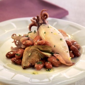 Carxofes amb mongetes vermelles i calamars