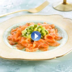 Carpaccio de salmón con aguacate