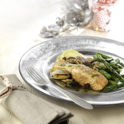 Salmón con ragout de setas y almejas y salteado de espárragos