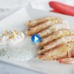 Langostino mediterráneo con salsa de caviar y salmón ahumado