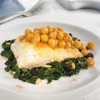 Bacalao con garbanzos y espinacas salteadas