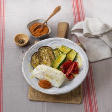 Receta de Bacalao con parrillada de verduras y salsa romesco