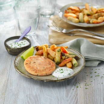 Hamburguesa de salmón con verduras en tempura y salsa de yogur