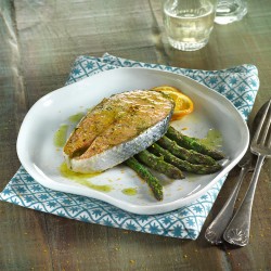 Rodaja de salmón con espárragos al aroma de naranja