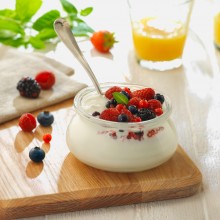 Receta de Yogur natural con frutas del bosque
