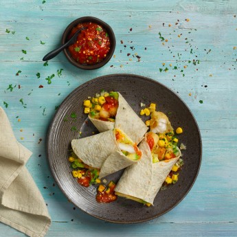 Taco de merluza rebozado con pico de gallo con mango y lechuga