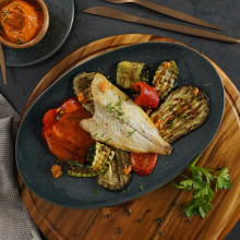 Receta de Filet d'orada amb verdures rostides i salsa Romesco