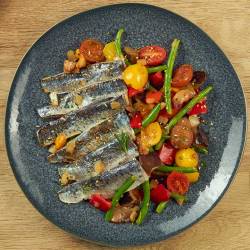 Sardines "al ferro" amb saltat mediterrani