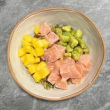 Receta de Poke de salmón noruego con mango, aguacate y pasas