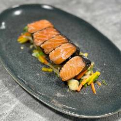 Tataki de salmón noruego con verduras variadas